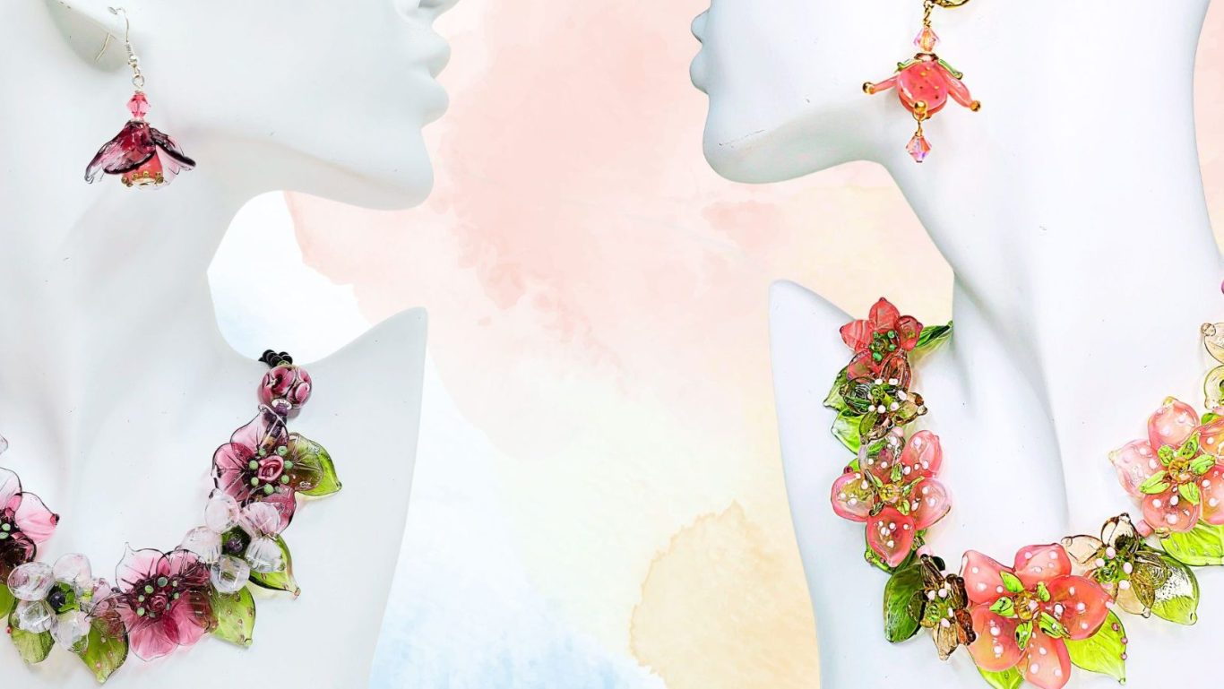 Zwei stilisierte Silhouetten mit blühendem Schmuck aus handgearbeiteten Glasperlen Blumen und Farben.
