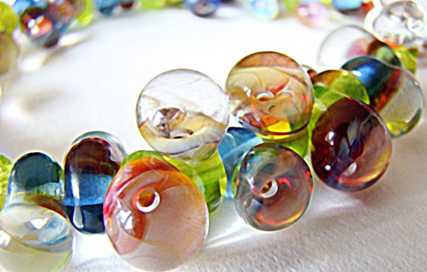 Bunter Glasperlenarmband mit verschiedenen Farben und transparenter Oberfläche.