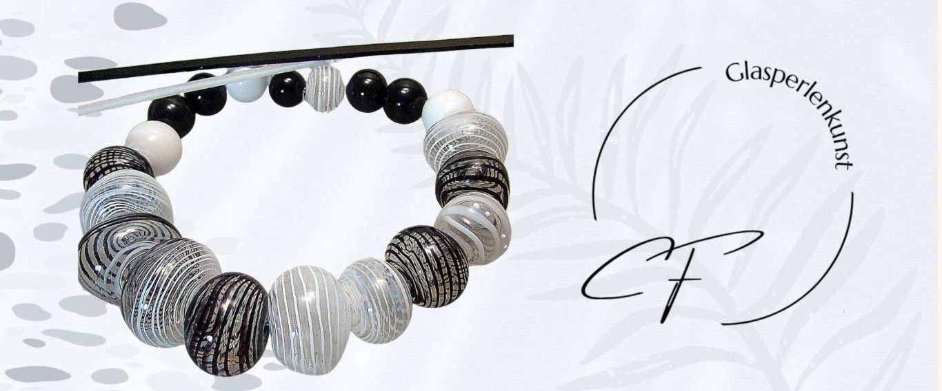handgearbeitete Glasperlen aus Filigranaglas in schwarz weiß 